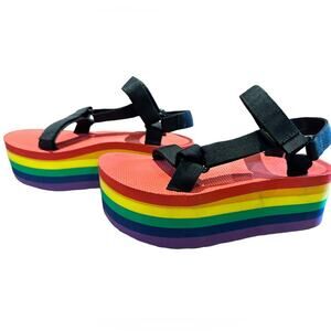 Teva Rainbow Platform Sandals with Black Straps in Womens Size 8